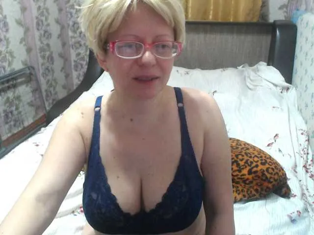 Offline CrazzyBitch on BongaCams