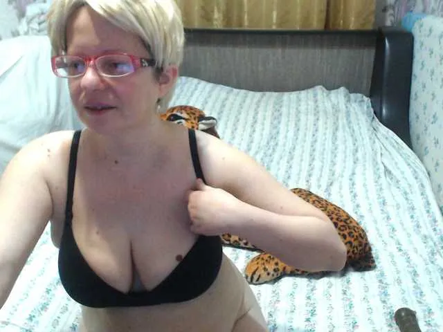 Offline CrazzyBitch on BongaCams