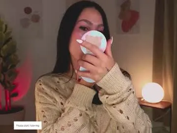 Freechat carolinerousev on Chaturbate