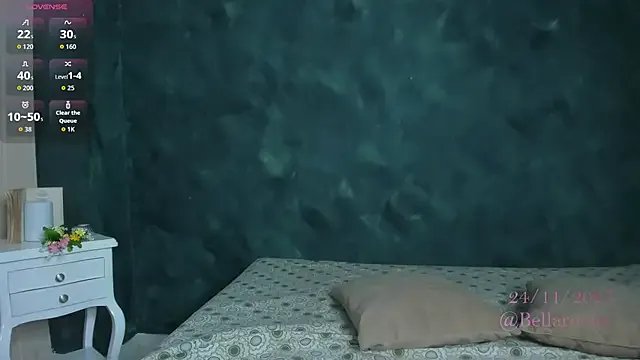 BellaRooux on StripChat 