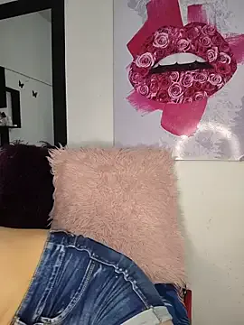 hanaa_18 on StripChat